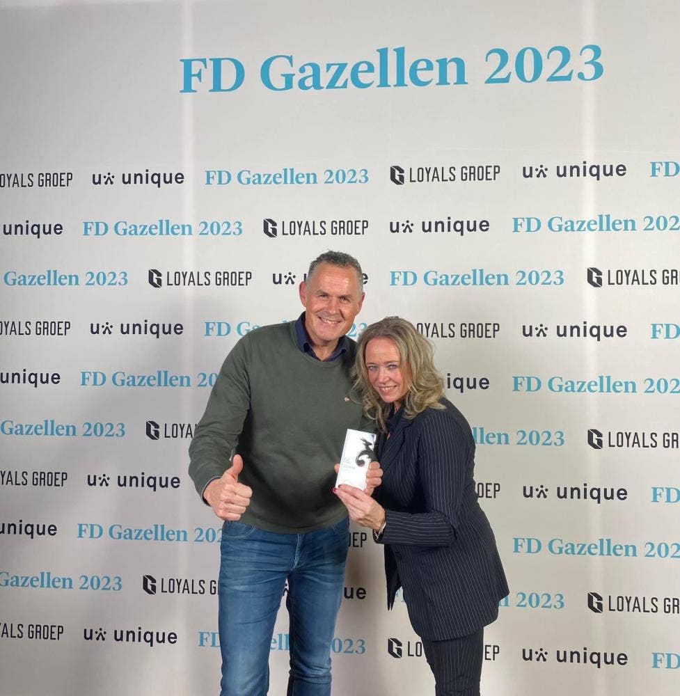 Vrouw dweilt de vloer met Vileda schoonmaak mopsysteem 