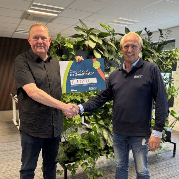 Vrouw dweilt de vloer met Vileda schoonmaak mopsysteem 