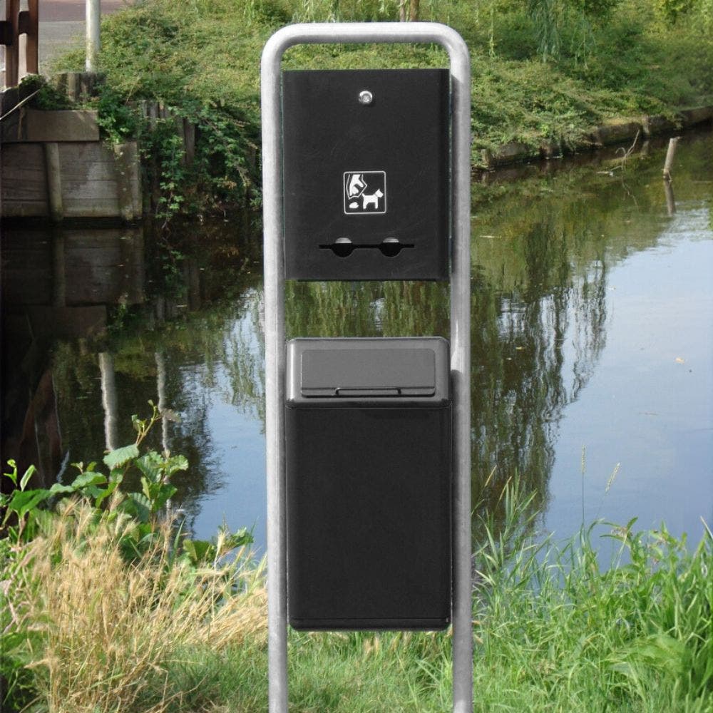 Bammens Doggypole antraciet in het park