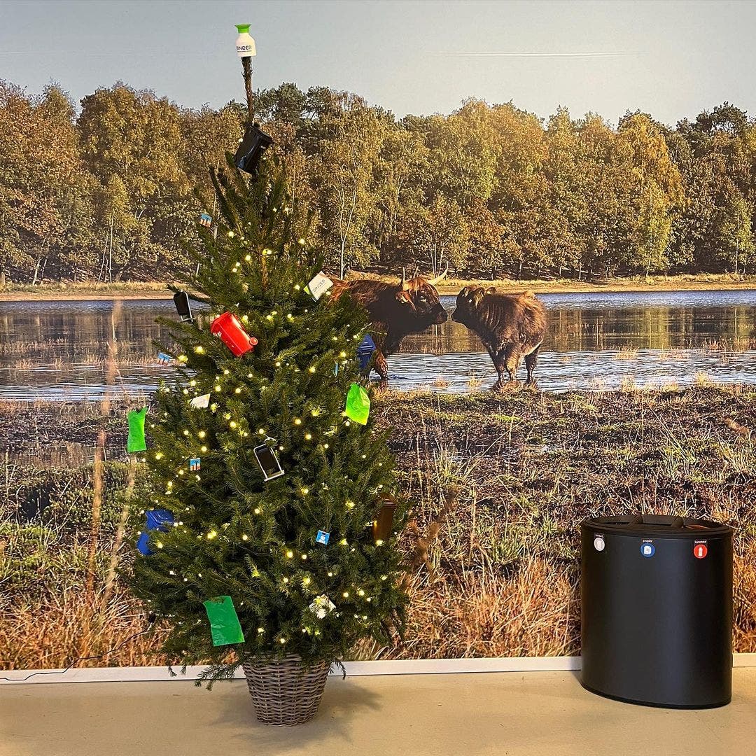 Kleurrijke duurzame kerstboom op kantoor