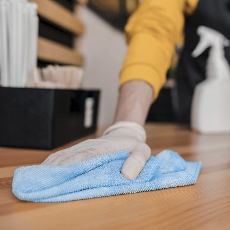 Tafel schoonmaken met microvezeldoek blauw