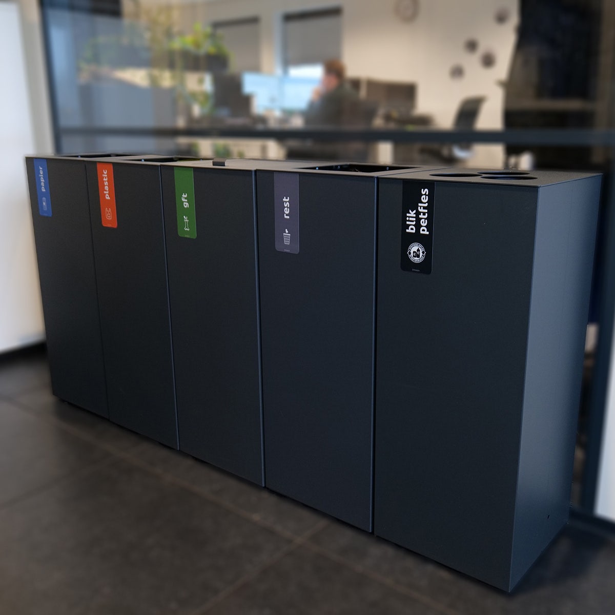 Wij scheiden ons afval met onze eigen Paxa afvalscheidingsbakken 