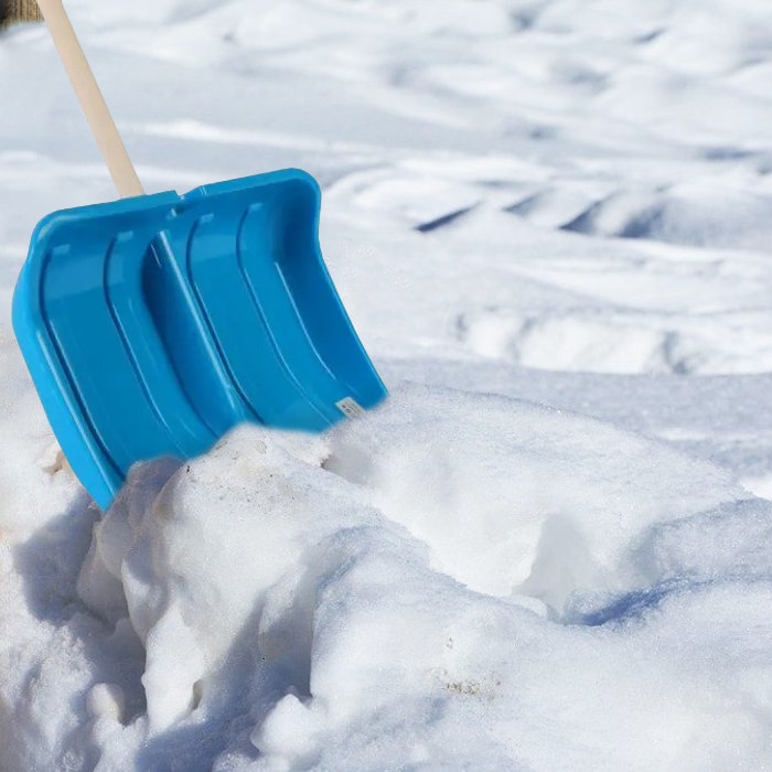 Sneeuwruimen met sneeuwschep