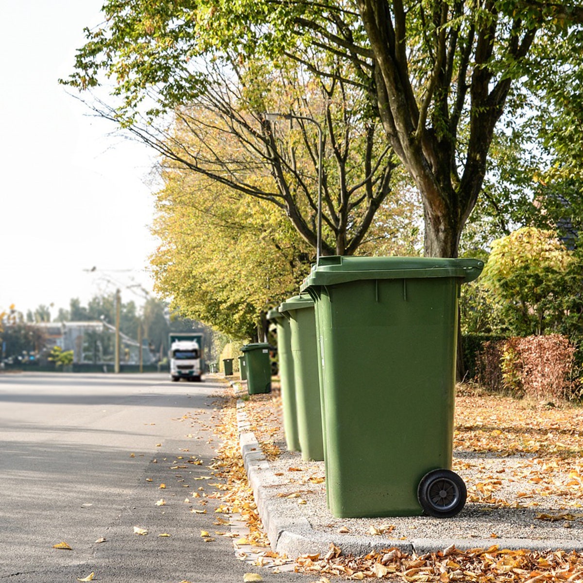 Afvalcontainers aan de straat - omvallende afvalcontainers