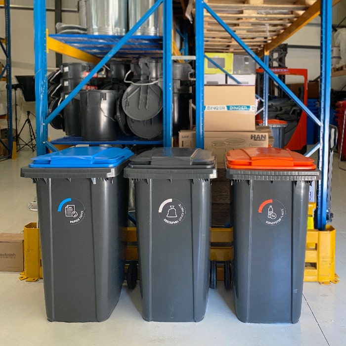 3 afvalcontainers met containerstickers
