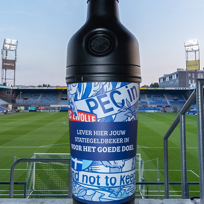 Zwarte PETman inzamelbak voor statiegeld plastic flesjes PEC Zwolle voetbalclub