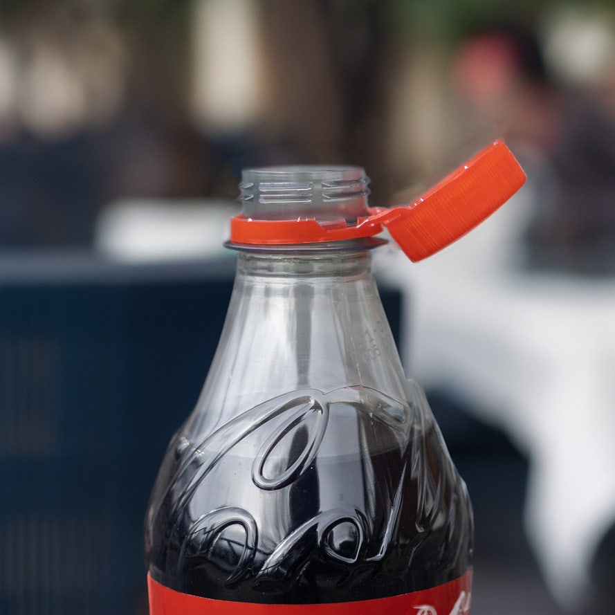 Doppen moeten vastzitten aan plastic flessen en drankverpakkingen - Statiegeld inzamelen