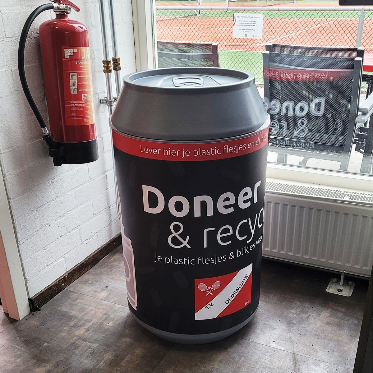 CANman inzamelbak bij tennisclub