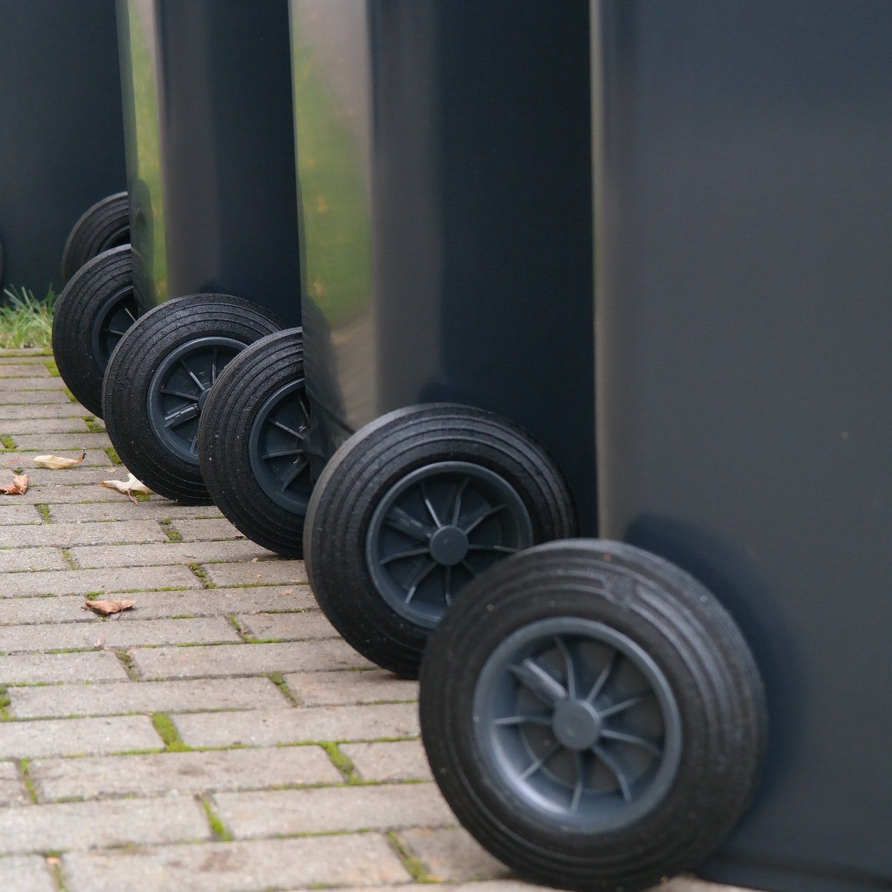 Wielen van grijze afvalcontainers