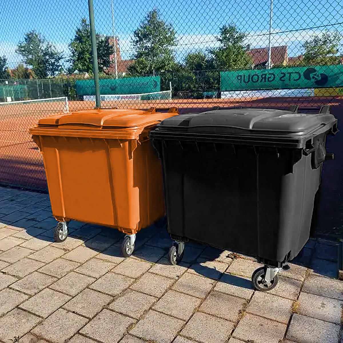 Afvalcontainers op de sportclub