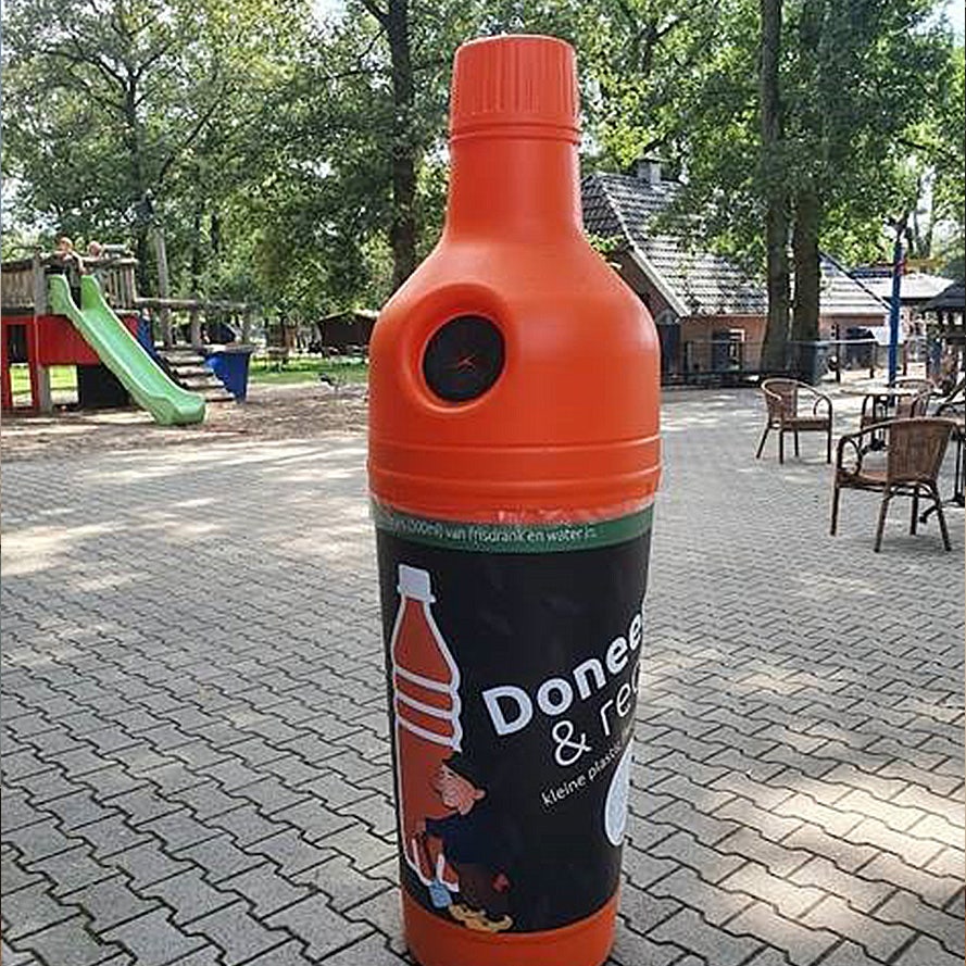 Oranje verzamelbak plastic statiegeld flesjes PETman terras speeltuin buitenafvalbak