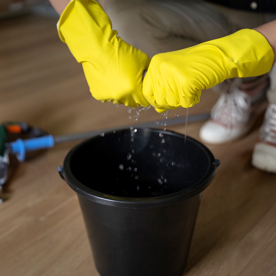 Doek uitwringen met water - wateroverlast emmers - lekkage emmer