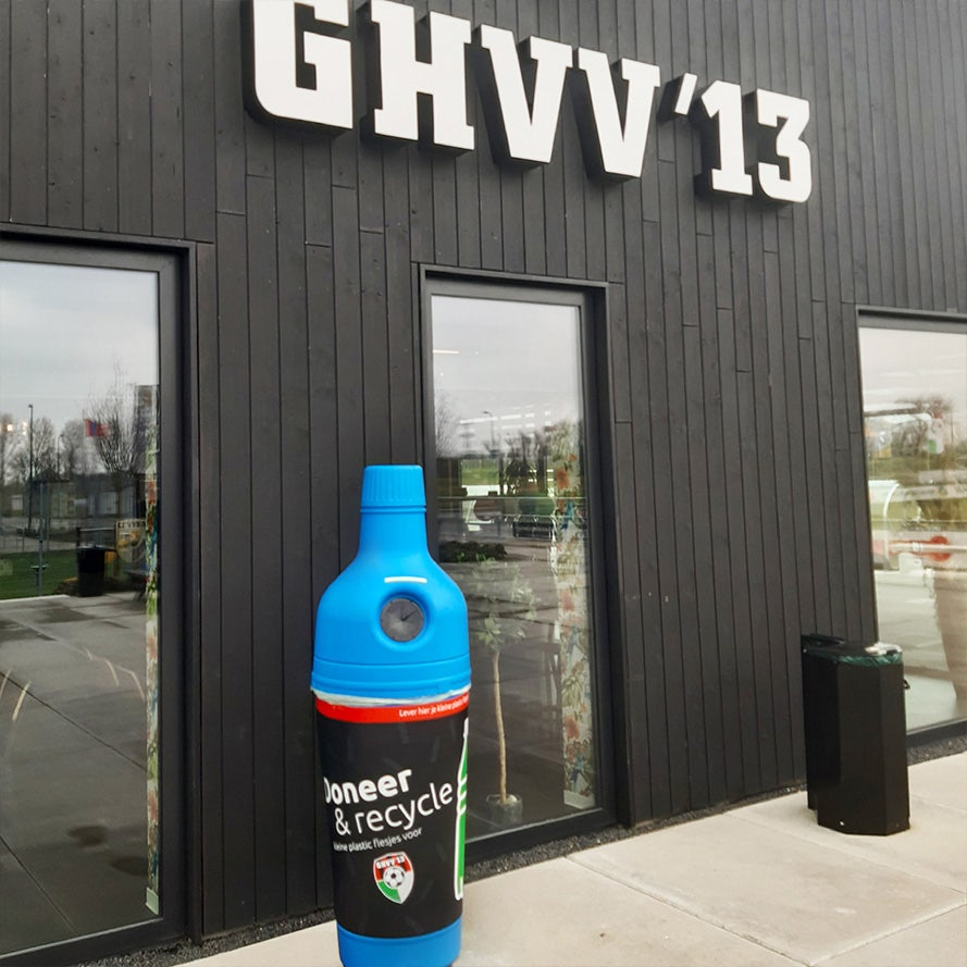 Blauwe inzamelbak statiegeld plastic flesjes sportvereniging PETman