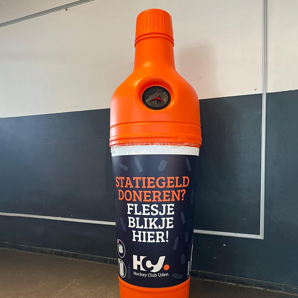 Oranje PETman statiegeldinzamelbak op hockeyclub Uden