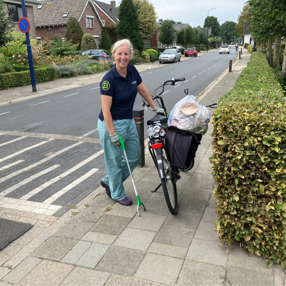 Lienke ruimt voor het goede doel afval op