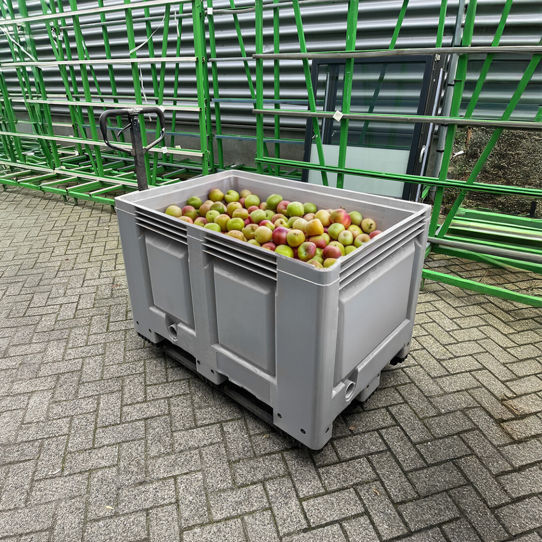 Palletbox gevuld met losse appels