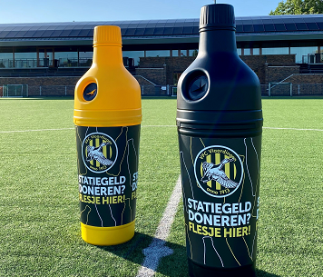 Gele en zwarte PETman op een sportvereniging