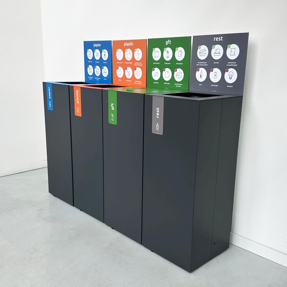 Afvalscheidingstation bestaande uit diverse afvalbakken voor afvalscheiding onderwijs