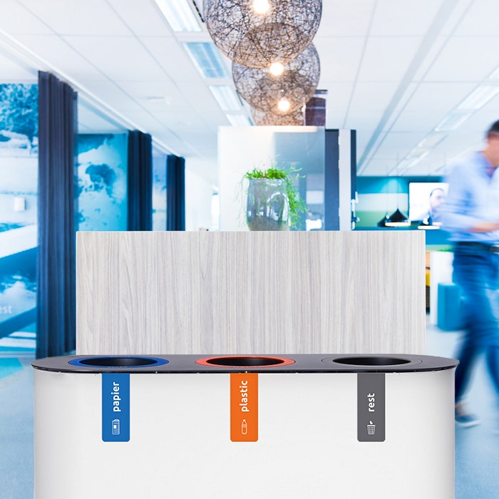 Split afvalscheidingsbak op kantoor met drie vakken voor plastic, papier en restafval