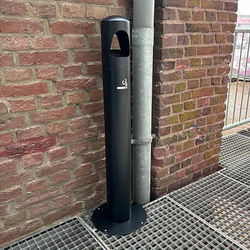 Stapeltje met sigaretten en peuken