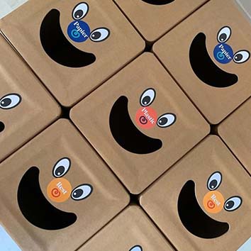 Afvalbox met smiley op de deksels