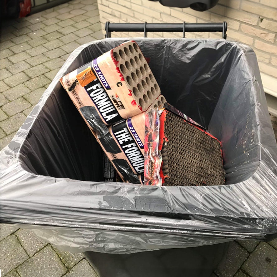Vuurwerk restafval - Vuurwerk opruimen - Bezems - Vuurwerk weggooien - Afvalcontainer - Kliko