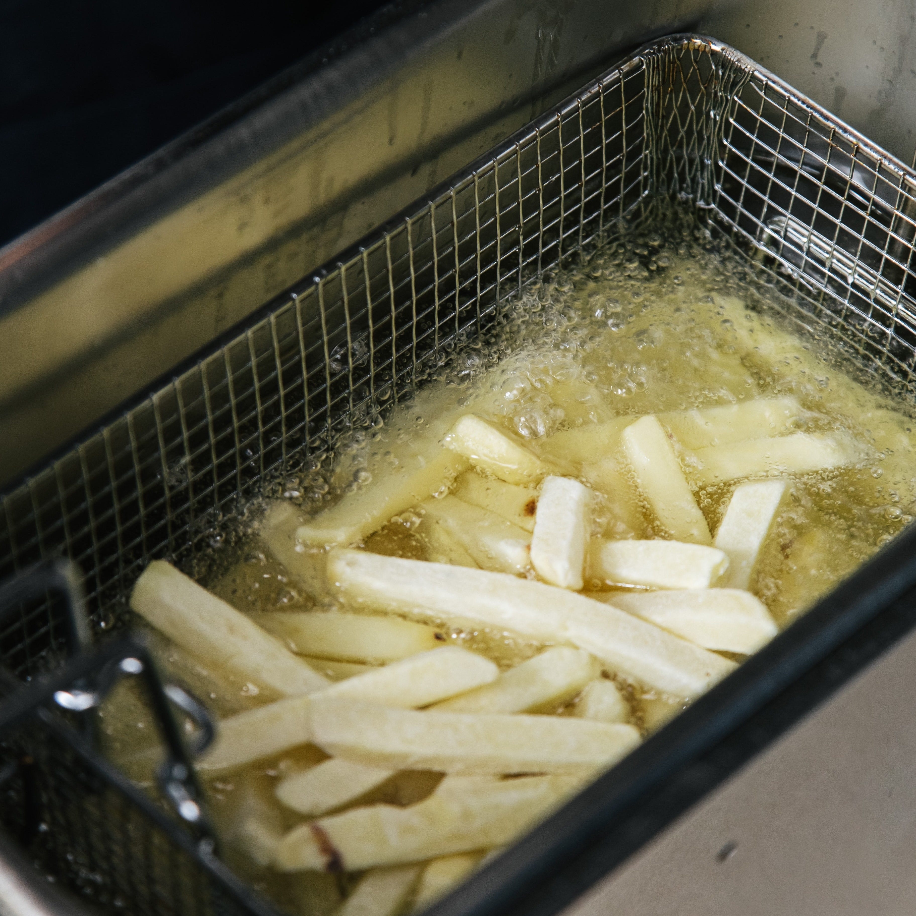 Friet bakken in frituurvet